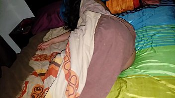 Hijastro abusa de su joven madrastra dormida