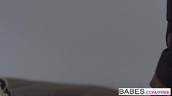 Ladrona invade a casa do negão bem dotado e tem que dar para ele para não ser presa nesse porno interracial
