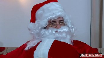 Mamãe Noel gostosa fazendo sexo em cima do sofá