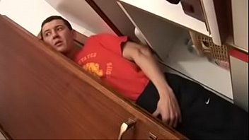 Moleque taradão socando a vara na mãe gostosa