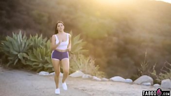 Safada fazendo sexo com o bem dotado depois de sua caminhada matinal