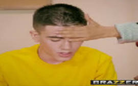 Nino Polla novinho bem dotado comendo duas gostosas da brazzers