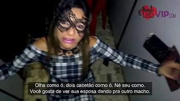 Esposa masturba chupa e ganha leite na boca na cabine erótica