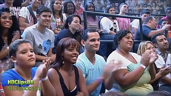 Modelo deixa famoso no programa de tv com cacete duro