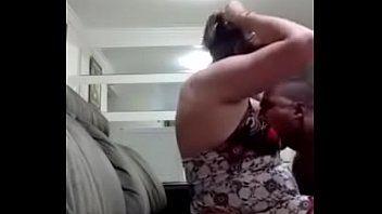 Negro coloca câmera a filmar escondida e fode a empregada coroa