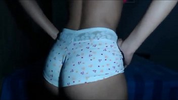 Rabuda faz striptease e nua pisca o cuzinho com o rabão aberto