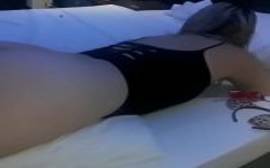 Coroa come a rockeira doida na sala e na cama na frente do espelho