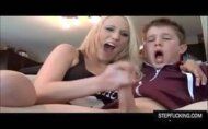 Download porno loira masturba irmão novinho e se masturba