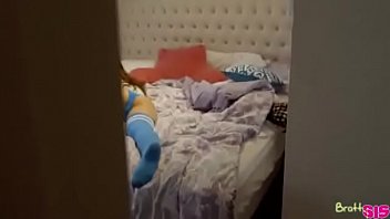 Sexobis filmando a cunhada dormindo de pernas abertas jogando na net